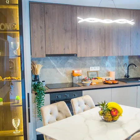 Lira Apartment *