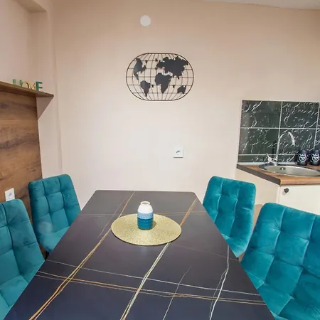 דירה Lira מוסטר